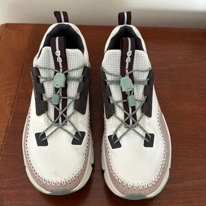 Women’s On Cloudsway Sneakers in Ice/Moss